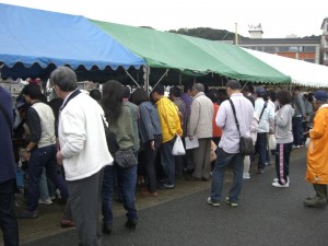 鮮魚の生簀が見えなくなる程の賑わいですね～