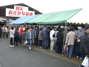 こちらの鮮魚コーナーも大盛況