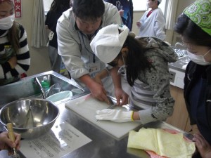 こちらでも、丁寧に教えてもらいながらトライ!エライ!