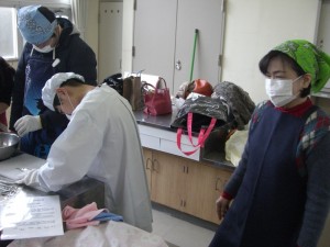 ようやくサマになってきましたね?女性部部長も感心!
